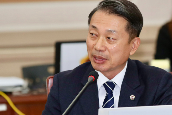 전라남도의회 이재태 의원(더불어민주당·나주 3)은 지난 3일 전라남도교육청 행정사무감사에서 일선교사의 기간제 교원 비중이 급격히 확대되는 문제를 추궁했다. 전남도의회 제공