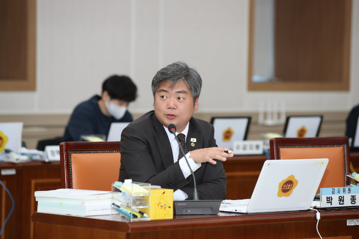 전라남도의회 교육위원회 박원종 의원(더불어민주당·영광 1)은 지난 3일 열린 전라남도교육청 행정사무감사에서 코로나19 상황 당시 교육 당국에서 구입한 방역기기의 관리 부실 문제를 질타했다. 전남도의회 제공  