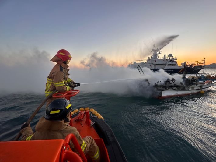 해경이 여수 해상에서 선박 화재에 대응하고 있다. 여수해경 제공