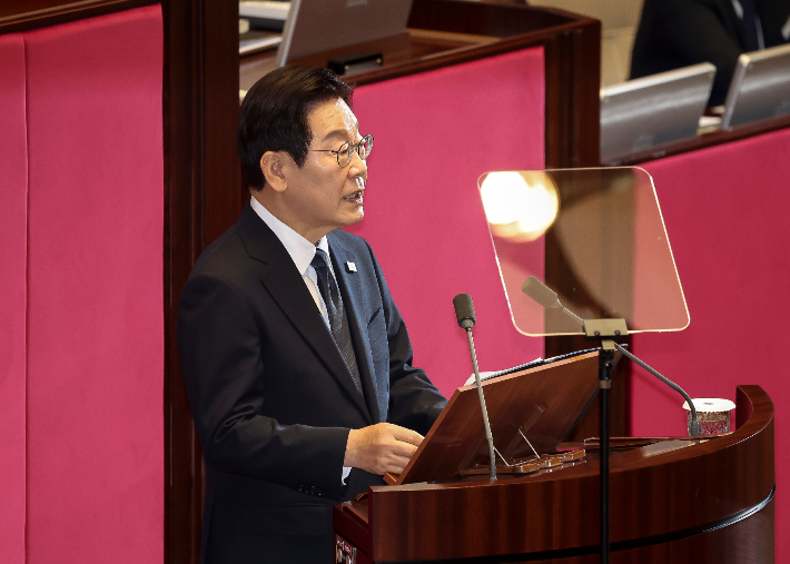 이재명 대통령이 4일 서울 여의도 국회 본회의장에서 내년도 정부 예산안에 대한 시정연설을 하고 있다. 연합뉴스