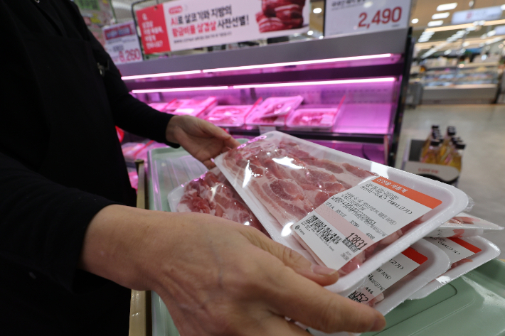 10월 소비자물가 2.4%, 돼지고기 6.1%↑. 연합뉴스