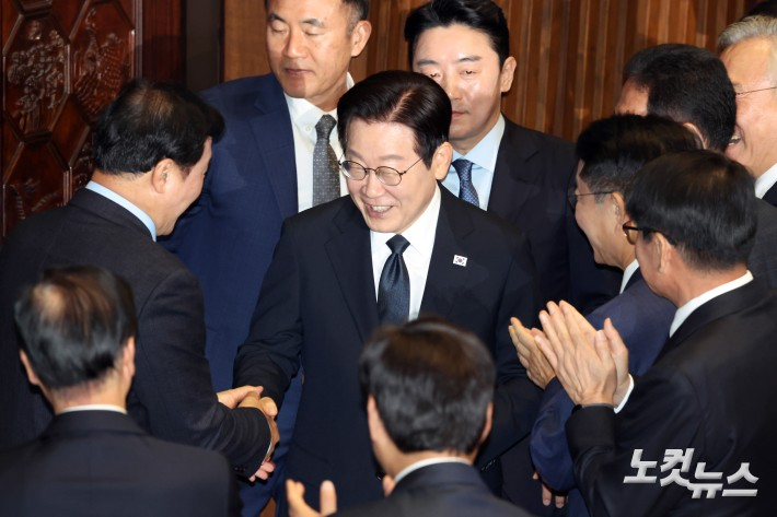 이재명 대통령이 4일 서울 여의도 국회 본회의에서 2026년도 예산안 및 기금운용계획안에 대한 정부의 시정연설을 마치고 나서며 의원들과 인사를 하고 있다. 윤창원 기자