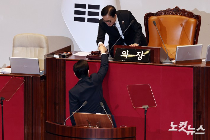 이재명 대통령이 4일 서울 여의도 국회 본회의에서 2026년도 예산안 및 기금운용계획안에 대한 정부의 시정연설을 마치고 우원식 국회의장과 악수를 하고 있다. 윤창원 기자