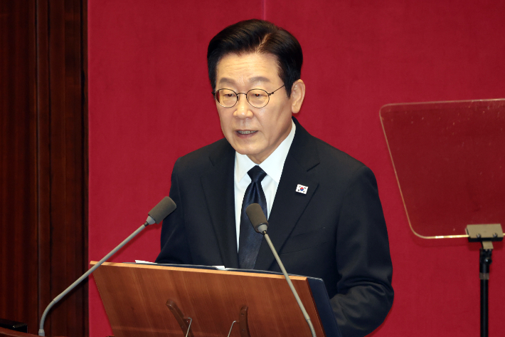 이재명 대통령이 4일 서울 여의도 국회 본회의장에서 내년도 정부 예산안에 대한 시정연설 하고 있다. 연합뉴스