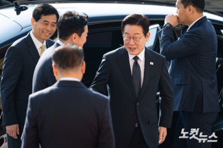 이재명 대통령이 4일 서울 여의도 국회에서 내년도 정부 예산안에 대한 시정연설을 하기 위해 도착해 본청에 들어서고 있다.