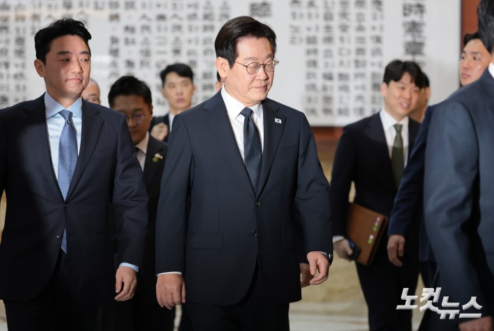 이재명 대통령이 4일 오전 서울 여의도 국회에서 시정연설을 위해 본회의장으로 이동하고 있다.