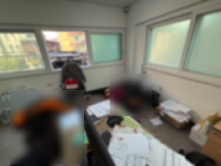 4일 흉기 난동이 일어난 서울 강동구 천호동 현장에서 대원들이 응급처치를 하고 있다. 강동소방서 제공