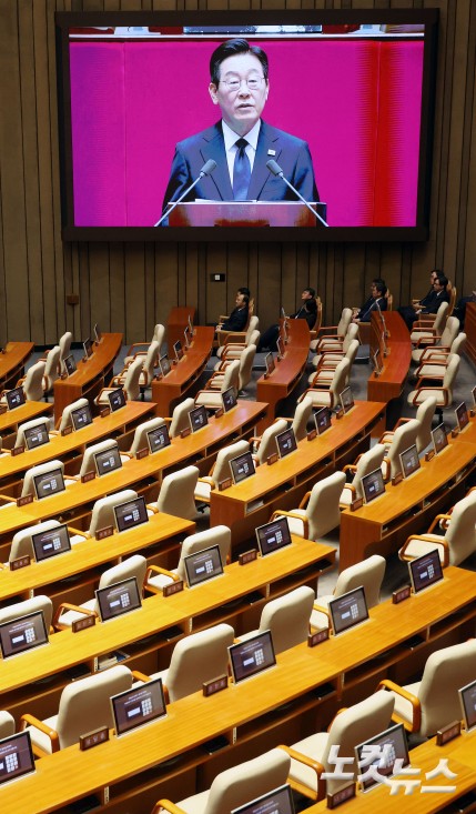 이재명 대통령이 4일 오전 서울 여의도 국회 본회의장에서 내년도 정부 예산안에 대한 시정연설을 하고 있다. 국민의힘은 불참했다.