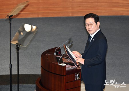 이재명 대통령이 4일 오전 서울 여의도 국회 본회의장에서 2026년도 예산안 관련 시정연설을 하기 전 야당쪽 빈 좌석을 바라보고 있다.