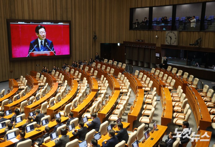 이재명 대통령이 4일 오전 국회 본회의장에서 2026년도 예산안 및 기금운용계획안에 대한 시정연설을 하고 있다.