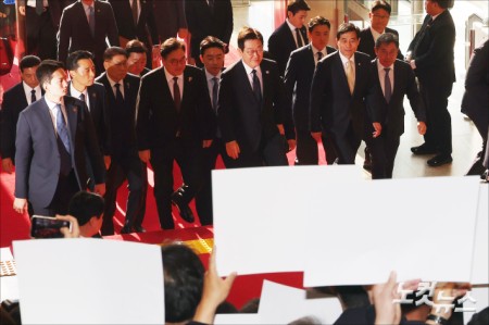 이재명 대통령이 4일 오전 서울 여의도 국회 본청에서 열린 국회 본회의에서 2026년도 예산안 및 기금운용계획안 대통령 시정연설을 위해 국회 본청을 들어서고 있다.