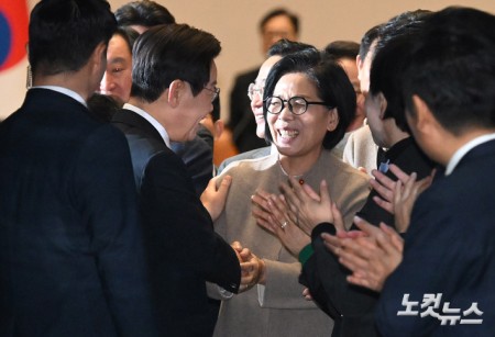 이재명 대통령이 4일 서울 여의도 국회에서 2026년도 정부 예산안에 대한 시정연설을 한 뒤 본회의장을 나서며 최민희 국회 과학기술정보방송통신위원장과 인사하고 있다.