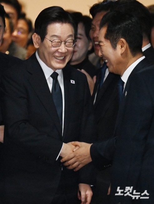 이재명 대통령이 4일 서울 여의도 국회에서 2026년도 정부 예산안에 대한 시정연설을 한 뒤 본회의장을 나서며 정청래 더불어민주당 대표 등과 인사하고 있다.