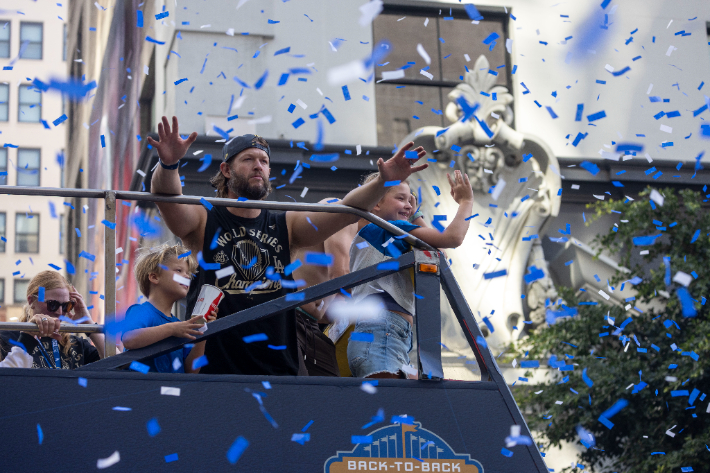 클레이턴 커쇼가 4일(한국시간) 미국 캘리포니아주 로스앤젤레스 도심에서 열린 로스앤젤레스 다저스 우승 카퍼레이드 중 팬들에게 손을 흔들고 있다. 연합뉴스