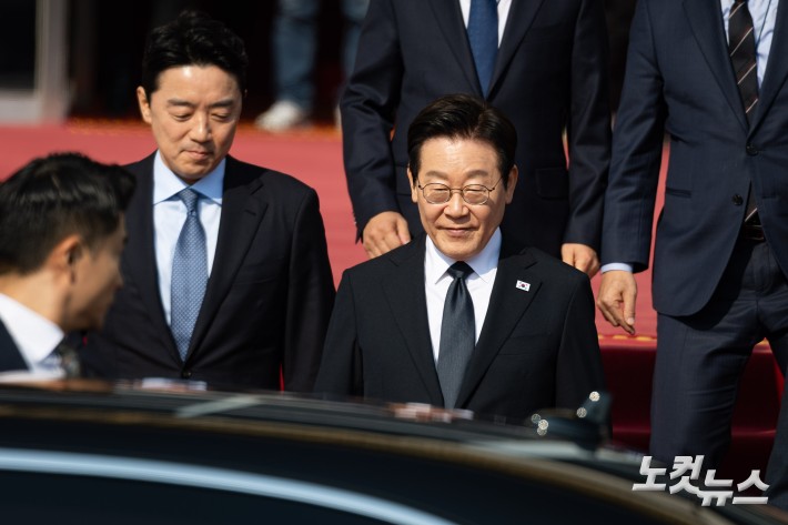 이재명 대통령이 4일 서울 여의도 국회에서 2026년도 예산안 및 기금운용계획안에 대한 시정연설을 마친 후 본청을 나서고 있다.