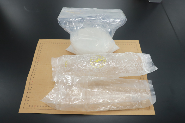 제주시 조천읍 해안가에서 발견된 마약류 의심 물체. 제주해경청 제공