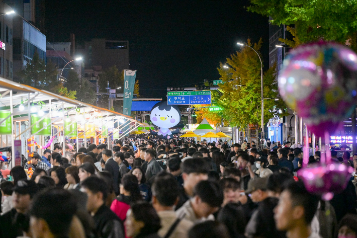 원도심 중앙로를 가득 메운 시민들. 순천시 제공