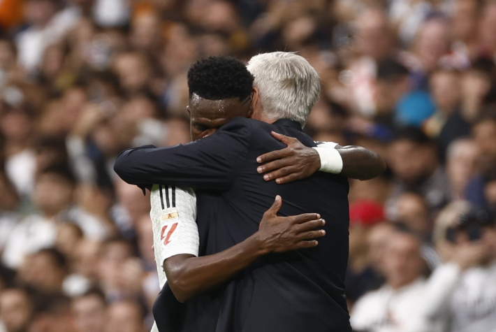 비니시우스 주니오르와 포옹하는 카를로 안첼로티 감독. 연합뉴스