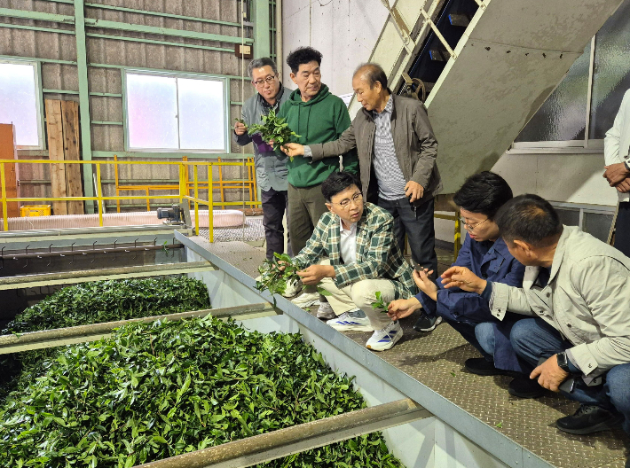 시즈오카현립 차업연구센터에서 스마트 가공·품질 관리 시스템을 확인하고 있다. 보성군 제공