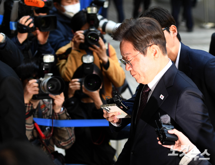 지난 4월 29일 당시 더불어민주당 이재명 대선후보가 서울 서초구 서울중앙지방법원에서 열린 '대장동 배임·성남FC 뇌물' 1심 속행 공판에 출석하고 있다. 황진환 기자