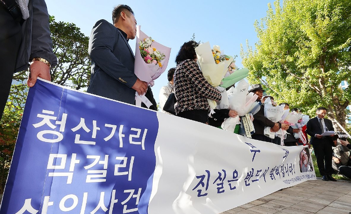 광주 동구 광주고등법원 앞에서 사건 발생 16년 만에 재심에서 무죄를 선고받은 청산가리 막걸리 사건 피고인들의 기자회견이 열리고 있다. 연합뉴스