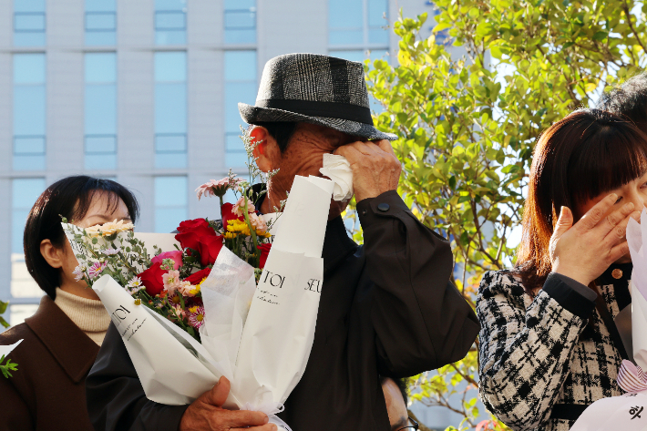 광주 동구 광주고등법원 앞에서 청산가리 막걸리 사건의 피고인이  사건 발생 16년 만에 재심에서 무죄를 선고받은 뒤 연 기자회견에서 눈시울을 붉히고 있다. 연합뉴스