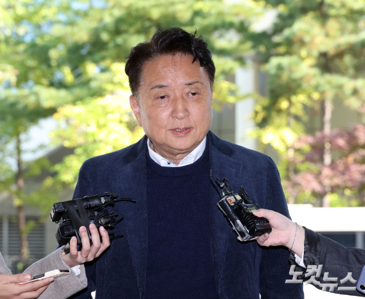 국회 오송 지하차도 참사 국정조사에서 위증한 혐의를 받는 김영환 충북도지사가 4일 오후 서울 영등포경찰서에서 조사를 받기 위해 출석하고 있다. 황진환 기자