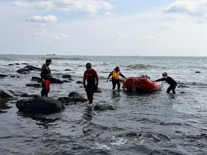 해경이 4일 오후 청사포항 인근 해상에서 전복한 고무보트를 발견했다. 부산해양경찰서 제공