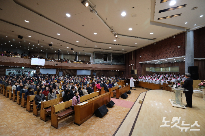 군산중동교회 본당에서 열린 담임목사 취임 및 원로목사 추대예배에 전국 각지에서 모인 교계 인사들과 성도들이 참석했다. 최화랑 기자