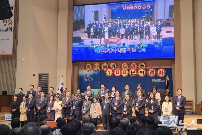 포항동부교회 부목사 출신 목회자들이 특송을 하고 있다. 유상원 아나운서