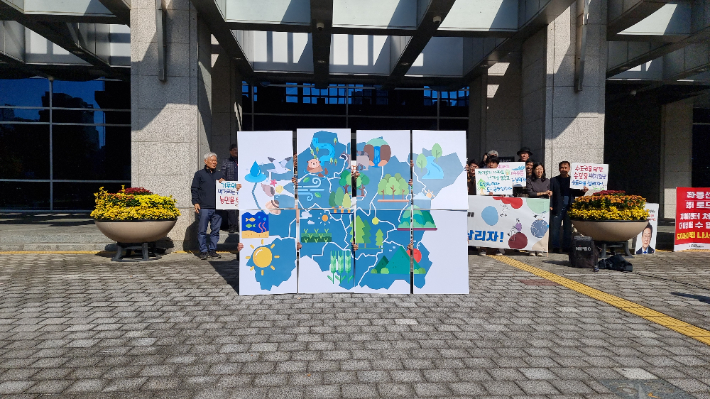 시민단체가 전북도의 개발 정책 중단을 요구하며 퍼포먼스를 하고 있다. 전북환경운동연합 제공