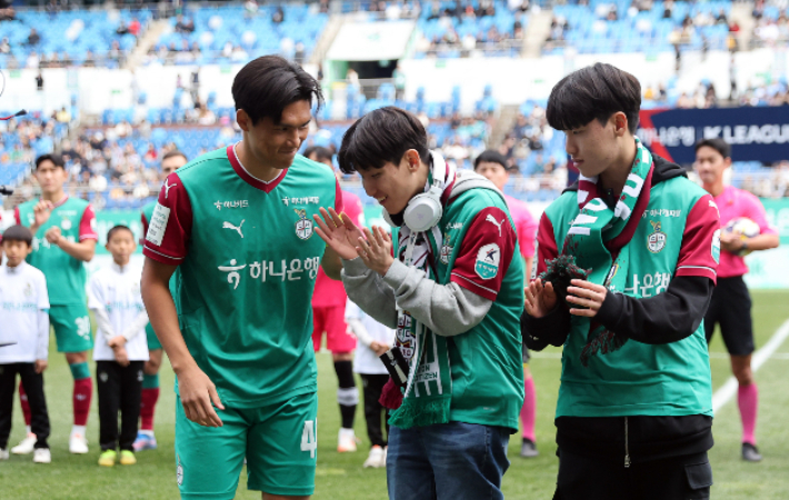 대전하나시티즌 이순민 선수(왼쪽)와 한종민.종서 형제. 대전하나시티즌 제공