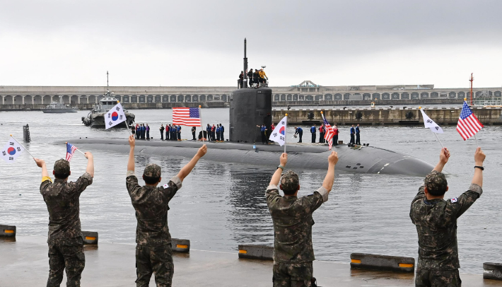 2023년 7월 제주해군기지에 입항하는 미 해군의 로스앤젤레스급 공격 원자력 잠수함(SSN) 아나폴리스함. 해군 제공