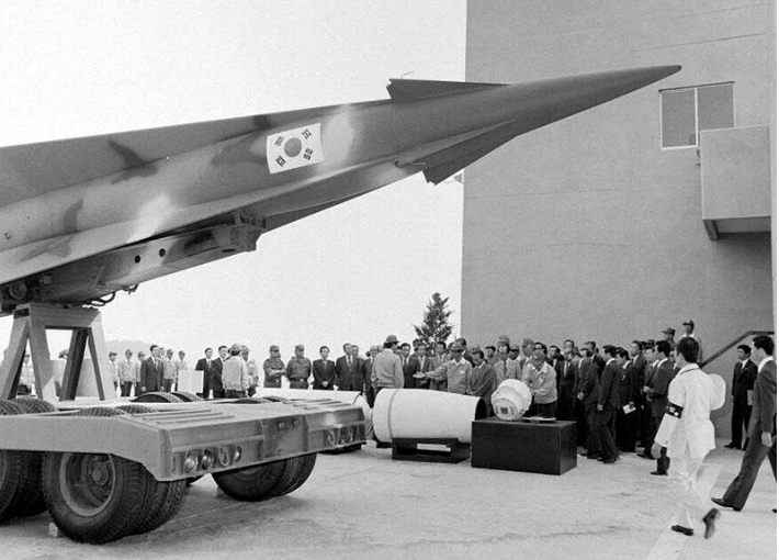 백곰 미사일을 참관하는 박정희 대통령. 대통령기록관 제공