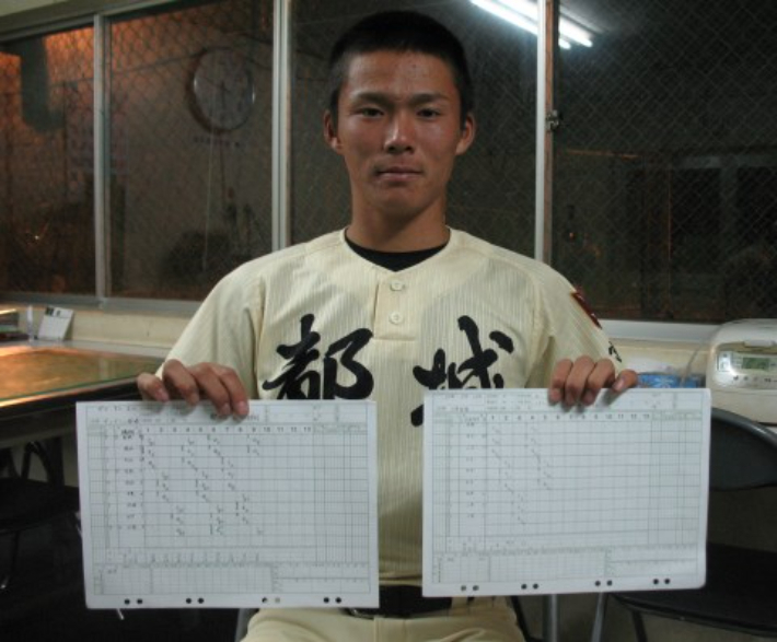 2016년 고교 3학년이던 야마모토 요시노부가 노히트 노런 완투승을 거둔 경기의 스코어북을 들고 포즈를 취하고 있다. 일본 베이스볼 매거진 캡처