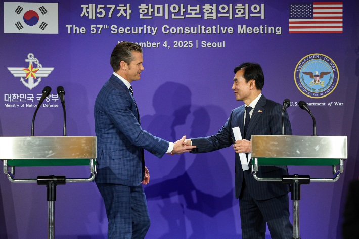 안규백 국방부 장관과 피트 헤그세스 미국 국방부(전쟁부) 장관이 4일 서울 용산 국방부 청사에서 제57차 한미안보협의회의(SCM) 공동기자회견을 마친 후 악수하고 있다. 연합뉴스