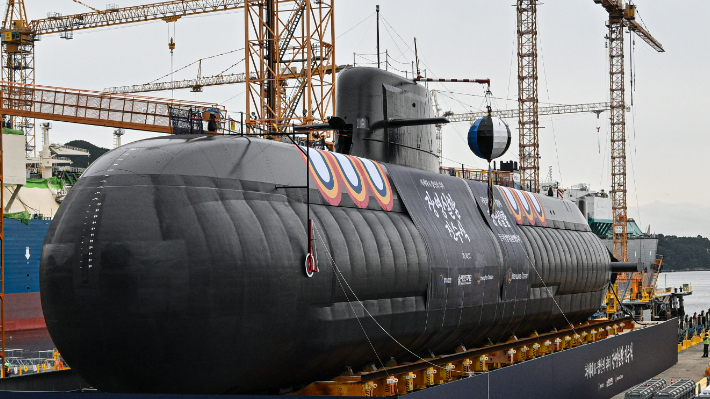 지난달 22일 경남 거제의 한화오션 조선소에서 진수되는 3600톤급 장보고(KSS)‑Ⅲ Batch‑Ⅱ 1번함 장영실함. 발전형인 Batch-Ⅲ의 경우 원자력 추진 방식으로 건조될 가능성이 높다는 관측이 나오고 있다. 연합뉴스
