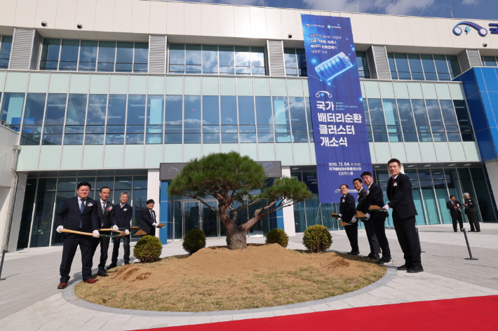 포항시는 4일 포항블루밸리 국가산업단지에서 '국가배터리순환클러스터 개소식'을 개최했다. 포항시 제공