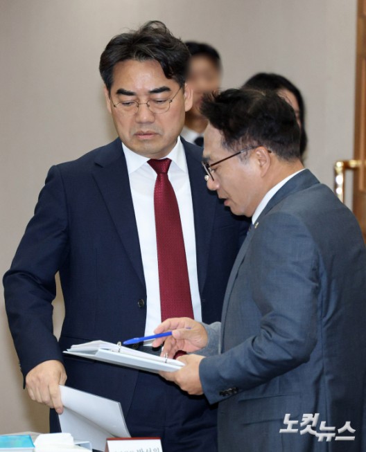 4일 서울 서초구 국가정보원에서 열린 2025년도 국정감사에 여야 간사가 대화하고 있다. 왼쪽부터 이성권 국민의힘 의원, 박선원 더불어민주당 의원. 2025.11.4 국회사진기자단