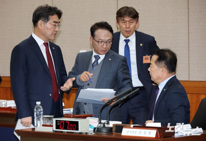 신성범 국회 정보위원장(오른쪽)이 4일 서울 서초구 국가정보원에서 열린 2025년도 국정감사에서 여야 간사와 대화하고 있다. 왼쪽부터 이성권 국민의힘 의원, 박선원 더불어민주당 의원. 신 위원장. 2025.11.4 국회사진기자단