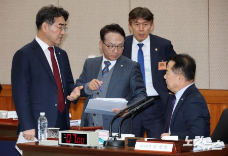 신성범 국회 정보위원장(오른쪽)이 4일 서울 서초구 국가정보원에서 열린 2025년도 국정감사에서 여야 간사와 대화하고 있다. 왼쪽부터 이성권 국민의힘 의원, 박선원 더불어민주당 의원. 신 위원장. 2025.11.4 국회사진기자단