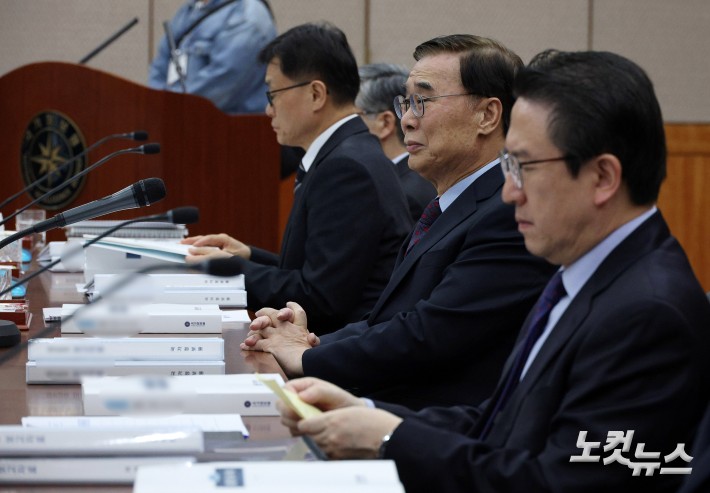 이종석 국가정보원장(오른쪽 두 번째)이 4일 서울 서초구 국가정보원에서 열린 2025년도 국정감사에 출석하고 있다. 2025.11.4 국회사진기자단