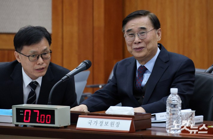 이종석 국가정보원장과 이동수 1차장이 4일 서울 서초구 국가정보원에서 열린 2025년도 국정감사에 앞서 대화하고 있다. 2025.11.4 국회사진기자단