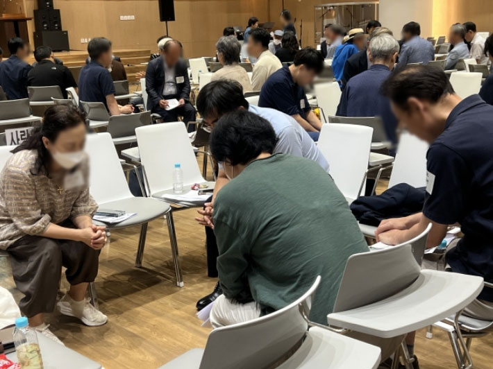 통사연 참가자들이 지난해 모임을 열고 함께 기도하는 모습. 통사연 제공 