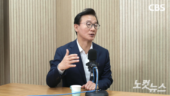 부산CBS에서 인터뷰 중인 전재수 해양수산부 장관. 송호재 기자