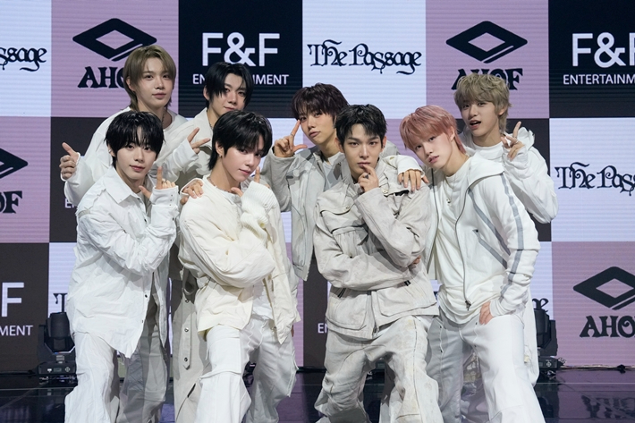 신인 보이그룹 아홉이 4일 오후 2시 서울 광진구 예스24 라이브홀에서 미니 2집 '더 패시지' 쇼케이스를 열었다. F&F엔터테인먼트 제공
