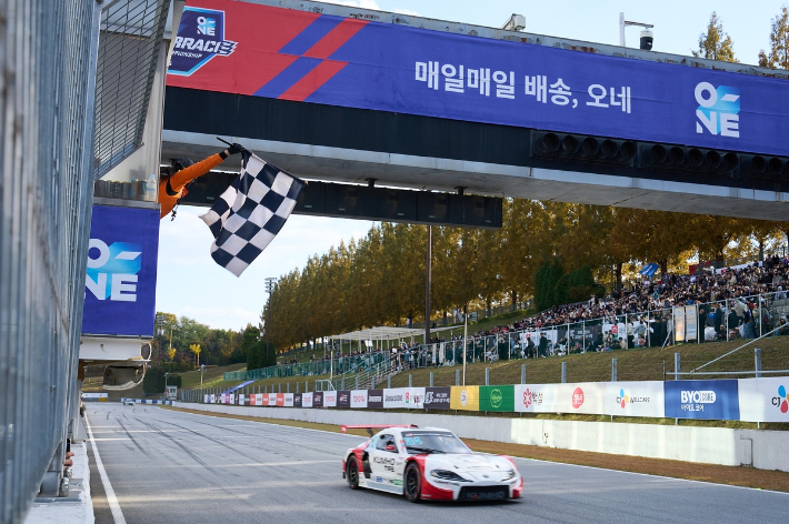 가장 먼저 결승선을 통과하는 이창욱. 슈퍼레이스