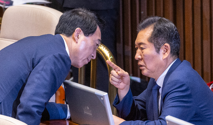 박수현 수석대변인과 심각히 대화하고 있는 더불어민주당 정청래 대표. 연합뉴스