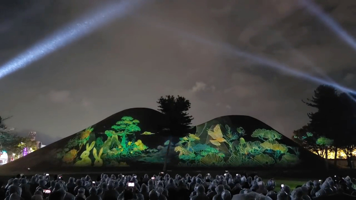 경주시 대릉원 일원에서 상영 중인 '2025 국가유산 미디어아트 경주 대릉원'의 미디어파사드 공연 '대릉원 몽화(夢華)'의 한 장면. 경주시 제공