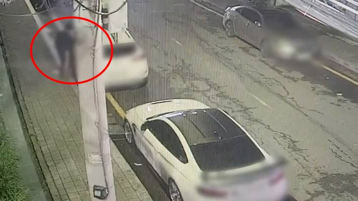 10월 30일 오전 2시쯤 남구 CCTV관제센터에 포착된 차량털이범. 울산경찰청 제공